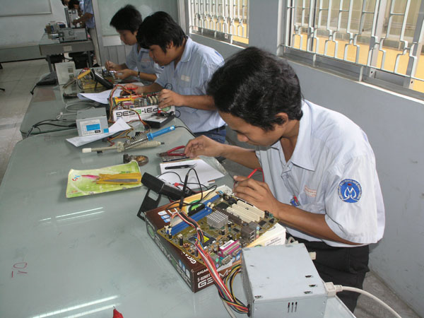 Sửa chữa cài đặt bảo trì máy vi tính laptop tận nhà tại quận 5