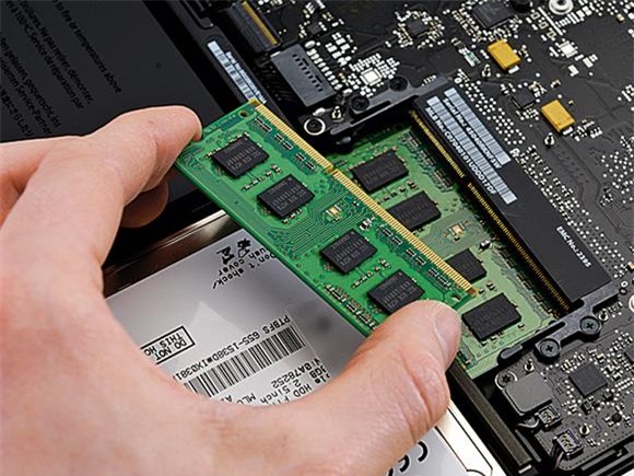 Khi bạn có cơ hội mở chiếc MacBook và thay mới một vài bộ phận, hãy chú ý tới việc cải thiện bộ nhớ