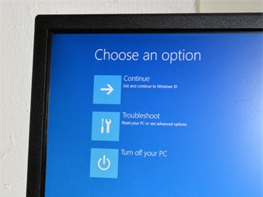 Khi khởi động lại xong, bạn sẽ thấy Windows 10